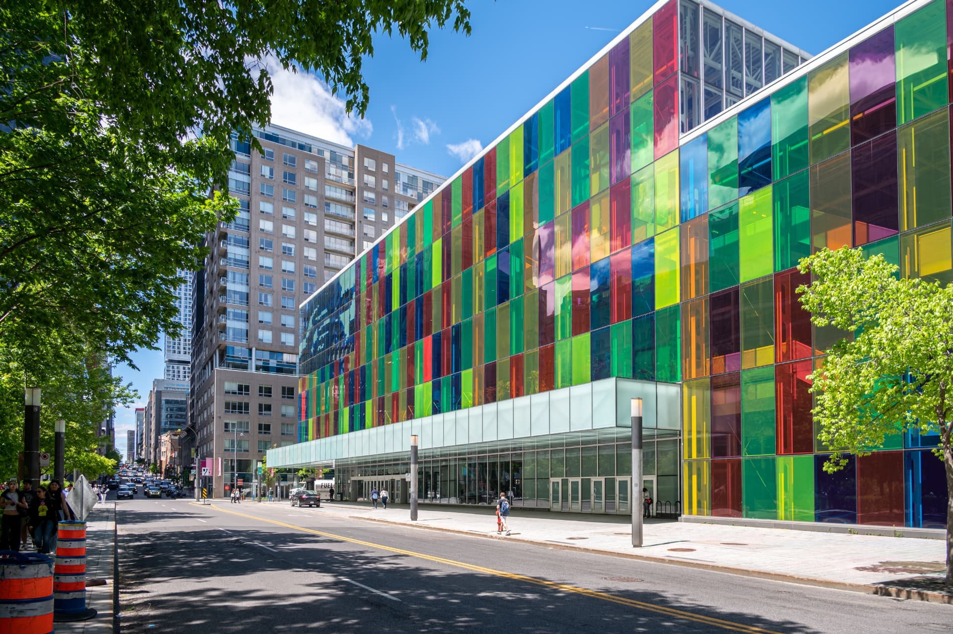 Façade vitrée colorée d'un grand bâtiment public — photo d'illustration