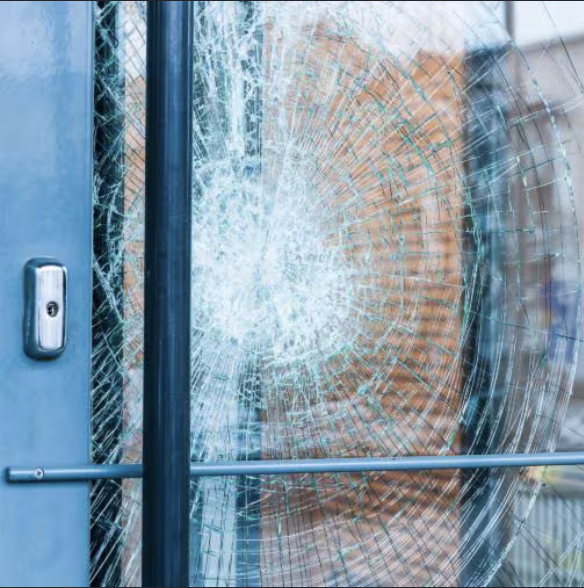 Porte vitrée avec verre fissuré retenu par une pellicule de sécurité — visualisation