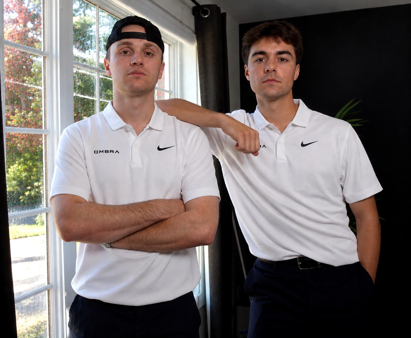 L'équipe Ombra en polo blanc devant une fenêtre