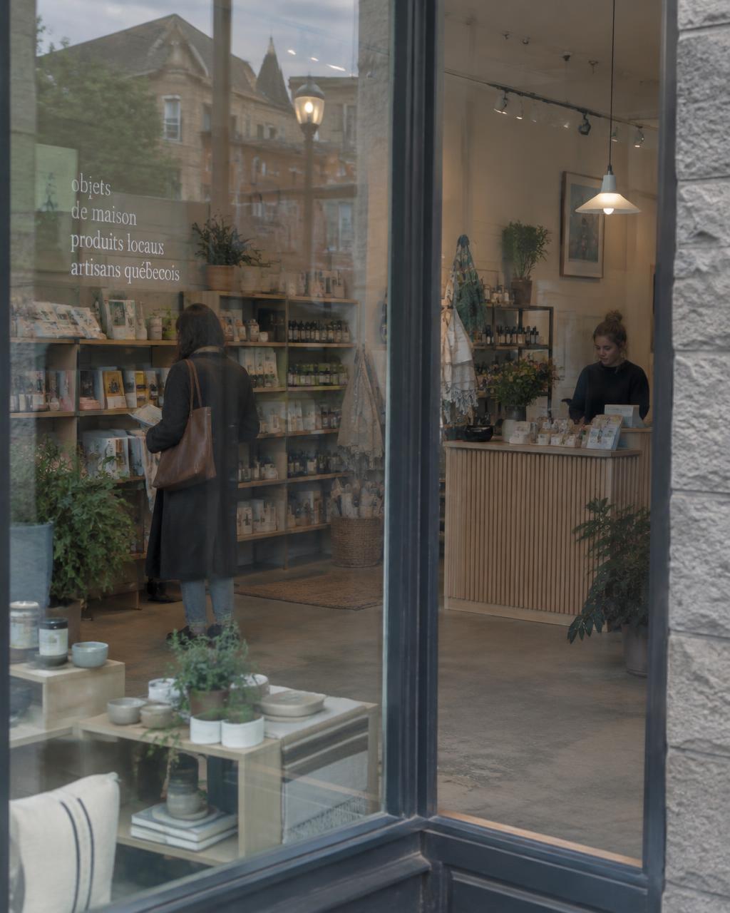 Vitrine de commerce avec clients